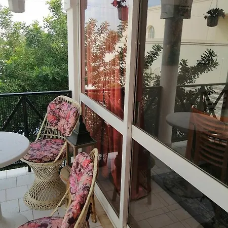 Garden Apartment *